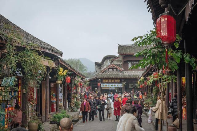 可爱女孩参加宴会